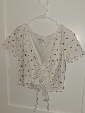 Hollister White Tie-Front Floral Crop Top